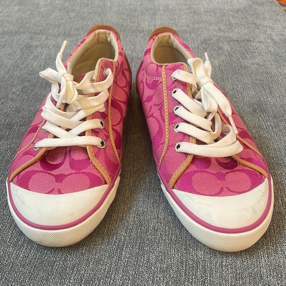 今週末まで　coach ピンクベージュスニーカー　新品 新品未使用⭐︎COACH ピンク グレー スニーカー - メルカリ